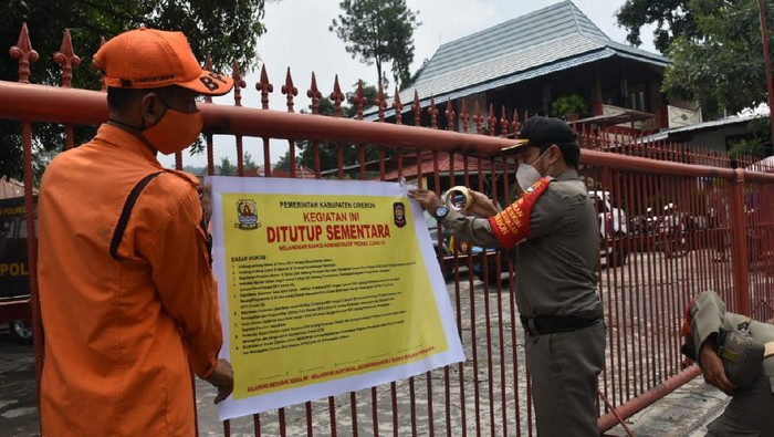 Petugas Segel Rumah Makan di Cirebon