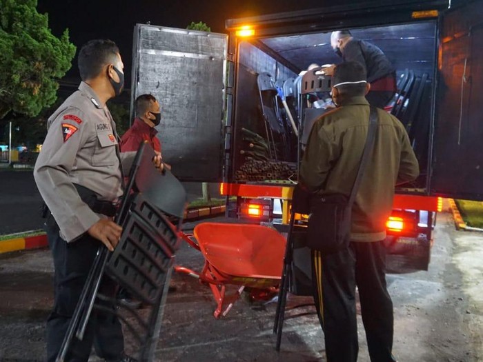 Gunung Semeru mengeluarkan awan panas pada Sabtu (16/1) sekitar pukul 17.24 WIB. Polda Jatim mengirim Sat Brimob, Dit Sabhara dan Biddokkes dalam operasi kemanusiaan untuk membantu masyarakat yang terdampak.