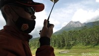 Aktivitas Gunung Merapi terus dipantau oleh petugas dari pos pantau Desa Kalitengahlor, Sleman, Yogyakarta. Diketahui,  asap sulfatara muncul di dekat kubah lava yang terbentuk 4 Januari 2021.