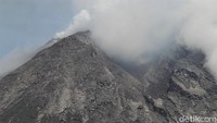 Selain Gunung Semeru, aktivitas Gunung Merapi pun hingga kini masih terus dipantau. Diketahui, sebelumnya Gunung Merapi kembali erupsi petang kemarin. Balai Penyelidikan dan Pengembangan Teknologi Kebencanaan Geologi (BPPTKG) mencatat awan panas guguran terjadi pukul 17.00 WIB. Pius Erlangga/Detikcom.