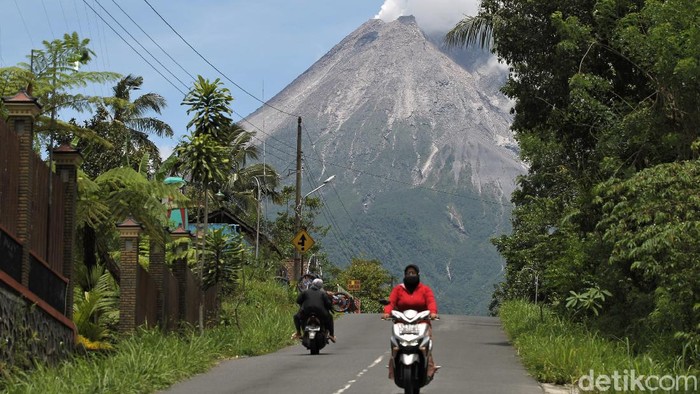 Petugas terus memantau aktivitas Gunung Merapi. Salah satu gunung aktif di Pulau Jawa itu terlihat mengeluarkan asap sulfatara. Berikut penampakannya.