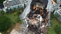 Puing-puing masih berserakan usai kantor Gubernur tersebut runtuh diguncang gempa berkekuatan M 6,2. Beginilah penampakan bagian depan kantor Gubernur yang kini hanya berupa puing-puing gedung. Lantai halaman depan kantor Gubernur, yang terbuat dari tegel, mengalami retak parah. Hanya ada satu tiang bendera yang masih berdiri tegak di halaman depan.