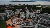 Meskipun gedung bagian belakang Kantor Gubernur Sulbar terlihat utuh, tapi bangunan itu juga dipenuhui oleh retakan akibat gempa. BNPB juga menjelaskan korban gempa Sulbar yang mengalami luka-luka, hingga berita ini diturunkan, tercatat 600 lebih warga yang mengalami luka-luka dan ratusan lebih rumah hancur.
