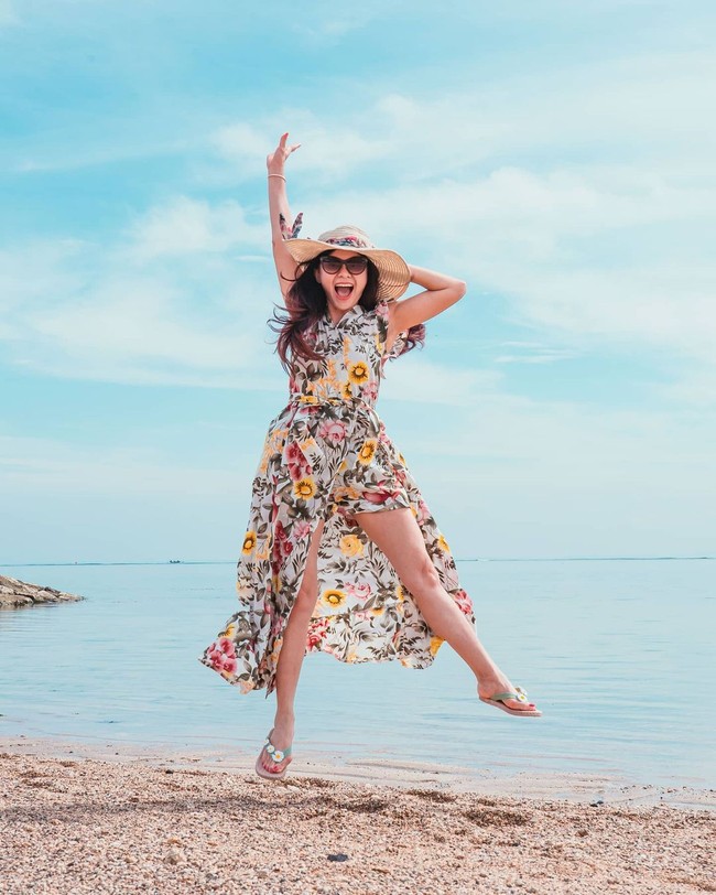 Ini penampilan Puspa Dewi saat tengah berlibur di pantai. Benar-benar terlihat seperti seorang wanita muda bukan? Foto: Instagram/@puspadewihc