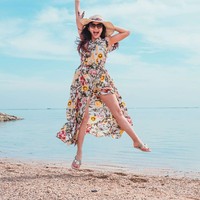 Ini penampilan Puspa Dewi saat tengah berlibur di pantai. Benar-benar terlihat seperti seorang wanita muda bukan? Foto: Instagram/@puspadewihc