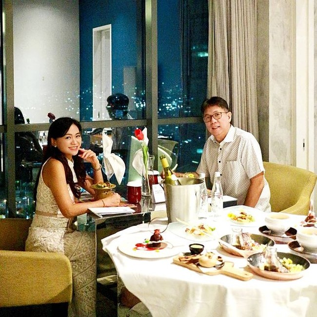 Begini penampilan Puspa Dewi saat bersama dengan sang suami, Andreas Hadi. Bagaimana menurutmu? Foto: Instagram/@puspadewihc