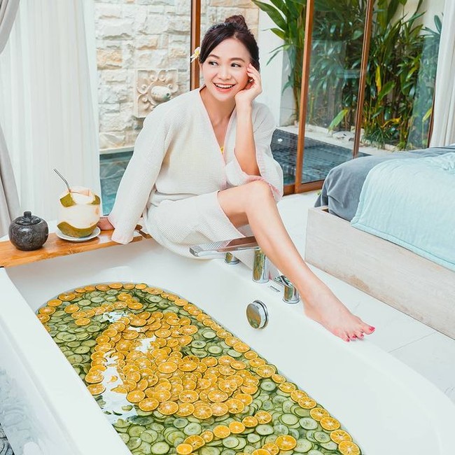 Melalui media sosial Instagramnya, Puspa Dewi seringkali membagikan kesehariannya. Memiliki gaya hidup sehat, tak heran jika dirinya memiliki badan yang juga langsing. Foto: Instagram/@puspadewihc