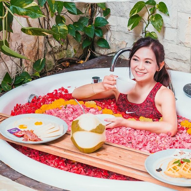 Puspa Dewi terlihat selalu rajin berolahraga dan rajin mengonsumsi makanan-makanan sehat. Bagaimana menurutmu penampilannya yang satu ini? Foto: Instagram/@puspadewihc