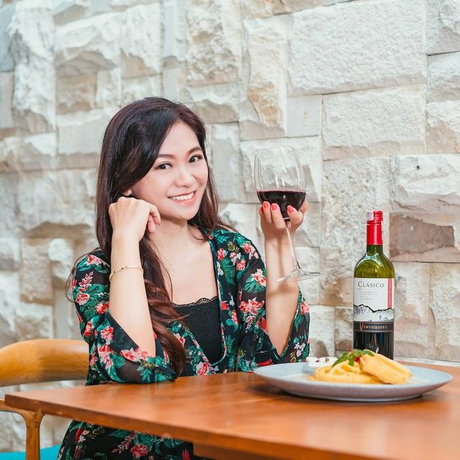 Tak disangka bahwa Puspa Dewi sendiri ternyata sudah menjadi seorang nenek. Dia telah memiliki cucu. Foto: Instagram/@puspadewihc