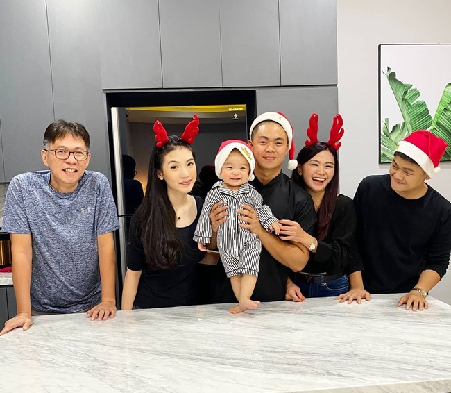 Momen saat Puspa Dewi merayakan Natal bersama anggota keluarganya. Jadi terlihat seperti kakak beradik dengan sang anak ya? Foto: Instagram/@puspadewihc
