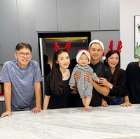 Momen saat Puspa Dewi merayakan Natal bersama anggota keluarganya. Jadi terlihat seperti kakak beradik dengan sang anak ya? Foto: Instagram/@puspadewihc
