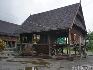 Rumah Adat Mamuju Ambruk Imbas Gempa Sulbar