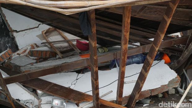 Rumah adat Mamuju ambruk (Hermawan/detikcom)