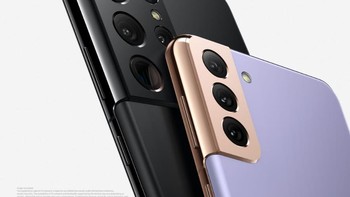 Ada tiga ponsel di jajaran S21 tahun ini, layaknya Galaxy S20 tahun lalu. Yang termurah adalah Samsung Galaxy S21, diikuti oleh Galaxy S21 Plus, dan terakhir S21 Ultra. Selain tampilan dan ukuran baterai, sebenarnya tidak banyak perbedaan antara S21 dan S21 Plus. Foto: Samsung