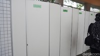 Kini dia menunjukkan toilet percontohan. Fasilitas itu dibangun untuk mendukung ajang balap motor kelas dunia, Moto GP, dan didapuk sebagai toilet pariwisata terbaik se-Indonesia. Toilet itu diketahui didesain oleh seorang arsitek bernama Hadi Purnomo. Arsitek itu merupakan sosok pria yang membangun kantor Bupati Banyuwangi dan banyak memenangi penghargaan.