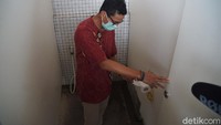 Bukan hanya desain yang modern dan artistik, toilet di Pantai Kuta Mandalika ini juga dilengkapi dengan beragam fasilitas fungsional bagi masyarakat. Di sana ada ruang ganti baju yang dilengkapi dengan loker. Selain ruang ganti baju, Abdulbar menerangkan toilet itu memiliki fasilitas bilas atau shower yang terdapat di luar ruangan dan di dalam ruangan.