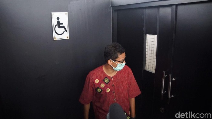 Menparekraf Sandiaga Uno memamerkan fasilitas toilet di Mandalika, Lombok Barat, NTB. Ia pun mengklaim fasilitas toilet itu sebagai yang terbaik se-Indonesia.