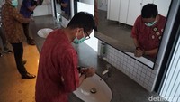 Menteri Pariwisata dan Ekonomi Kreatif (Menparekraf) Sandiaga Uno pamer toilet di Mandalika, Lombok Barat, Nusa Tenggara Barat (NTB). Sandiaga mengklaim itu toilet terbaik se-Indonesia. 