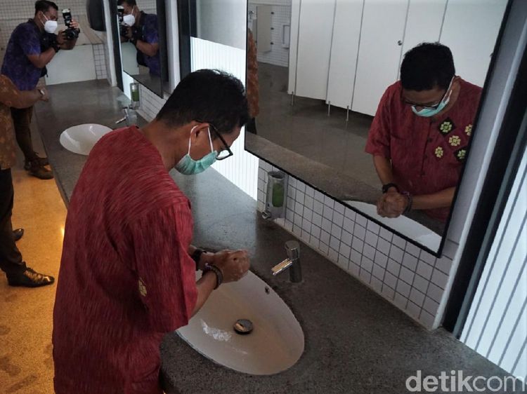 Sandiaga Uno Pamer Toilet Tempat Wisata Terbaik di Indonesia