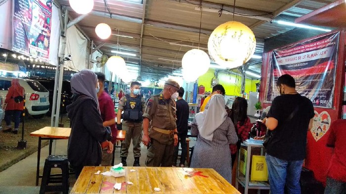 Satpol PP Tangsel patroli ke kafe-kafe di kawasan Pamulang, Sabtu (16/1/2021).