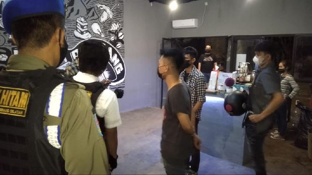 Satpol PP Tangsel bubarkan kerumunan pemuda, Sabtu (16/1/2021).