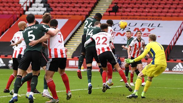 Sheffield vs Tottenham SHEFFIELD, ENGLAND - JANUARY 17: Serge Aurier of Tottenham Hotspur scores their side's first goal past Aaron Ramsdale of Sheffield United during the Premier League match between Sheffield United and Tottenham Hotspur at Bramall Lane on January 17, 2021 in Sheffield, England. Sporting stadiums around England remain under strict restrictions due to the Coronavirus Pandemic as Government social distancing laws prohibit fans inside venues resulting in games being played behind closed doors. (Photo by Stu Forster/Getty Images)