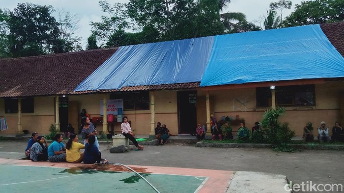 Tempat evakuasi sementara di SDN 2 Balerante, Kemalang, Klaten