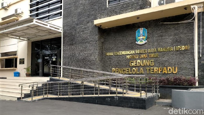 Gedung BPSDM Jatim dialihfungsikan jadi tempat isolasi pasien COVID-19 di Surabaya. Beragam fasilitas tersedia untuk menunjang aktivitas pasien COVID-19 di sana