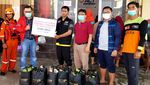 Terjun Langsung Bantu Korban Banjir