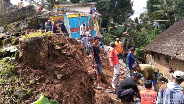 Tujuh Titik Tanah  Longsor Terjang Trenggalek