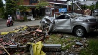 Tak sedikit rumah warga yang rusak berat akibat diguncang gempa tersebut.