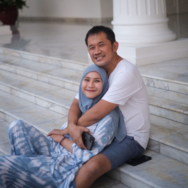Zaskia Adya Mecca dan Hanung Bramantyo resmi menikah pada tahun 2009. Keduanya diketahui memiliki selisih usia 12 tahun dan saat menikahi Zaskia, Hanung juga sudah berstatus sebagai duda anak satu. Foto: Instagram @zaskiadyamecca