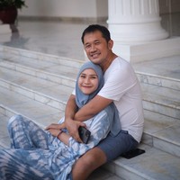 Zaskia Adya Mecca dan Hanung Bramantyo resmi menikah pada tahun 2009. Keduanya diketahui memiliki selisih usia 12 tahun dan saat menikahi Zaskia, Hanung juga sudah berstatus sebagai duda anak satu. Foto: Instagram @zaskiadyamecca