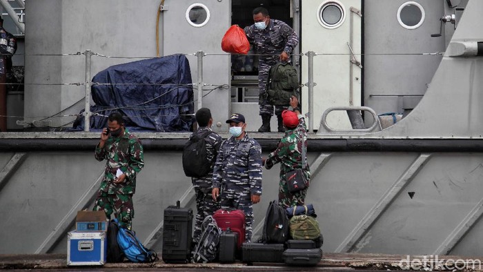 Prajurit TNI AL bersandar di kawasan Posko Darurat Sriwijaya Air, JICT Jakarta Utara, Senin (18/1).