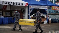 KRI Rigel bersandar untuk mengisi logistik dan pergantian personel.   