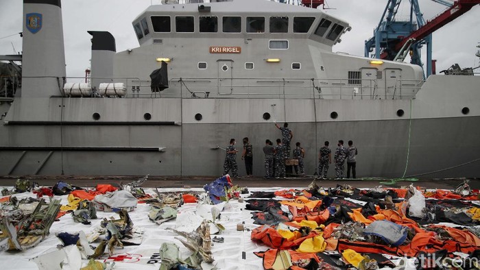 10 Hari Evakuasi, KRI Rigel Bersandar di Posko Darurat SJ-182 Prajurit TNI AL bersandar di kawasan Posko Darurat Sriwijaya Air, JICT Jakarta Utara, Senin (18/1).