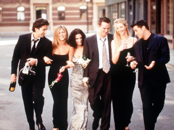 The Cast Of Friends 1999-2000 Season. From L-R: David Schwimmer, Jennifer Aniston, Courteney Cox Arquette, Matthew Perry, Lisa Kudrow And Matt Leblanc.  (Photo By Getty Images)