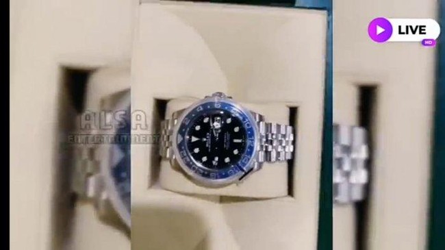 Dalam video yang diunggah oleh channel Youtube Alsa Entertainment itu terlihat bahwa Amanda memberikan beragam kado berharga fantastis untuk Billy Syahputra. Kado pertama yang diberikan adalah jam tangan Rolex yang harganya ditaksir mencapai ratusan juta rupiah. Foto: Youtube / alsa entertainment