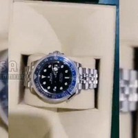 Dalam video yang diunggah oleh channel Youtube Alsa Entertainment itu terlihat bahwa Amanda memberikan beragam kado berharga fantastis untuk Billy Syahputra. Kado pertama yang diberikan adalah jam tangan Rolex yang harganya ditaksir mencapai ratusan juta rupiah. Foto: Youtube / alsa entertainment
