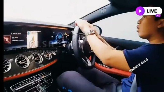 Terakhir, Amanda Manopo tampak memberikan kekasihnya itu sebuah mobil mewah Mercedes Benz yang harganya bisa mencapai miliaran rupiah. Amanda juga membagikan beberapa foto-foto kado pemberiannya itu di Instagram. Foto: Youtube / alsa entertainment