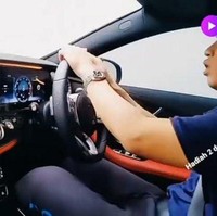 Terakhir, Amanda Manopo tampak memberikan kekasihnya itu sebuah mobil mewah Mercedes Benz yang harganya bisa mencapai miliaran rupiah. Amanda juga membagikan beberapa foto-foto kado pemberiannya itu di Instagram. Foto: Youtube / alsa entertainment