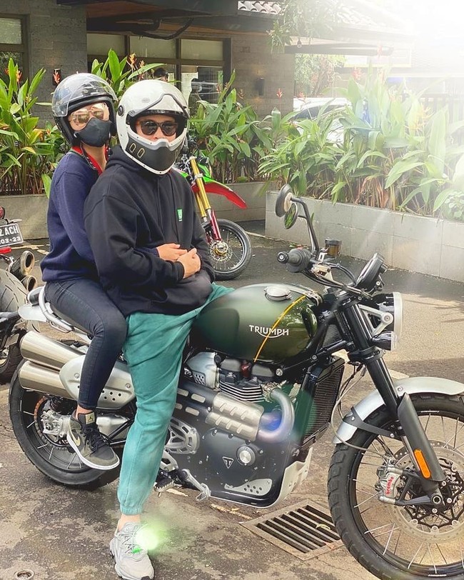 Sebelumnya Amanda Manopo sendiri sempat menghebohkan netizen karena menghapus semua foto-fotonya bersama Billy Syahputra di Instagram. Hal itu membuat tak sedikit netizen yang mengira bahwa keduanya telah putus. Foto: Instagram/@amandamanopo