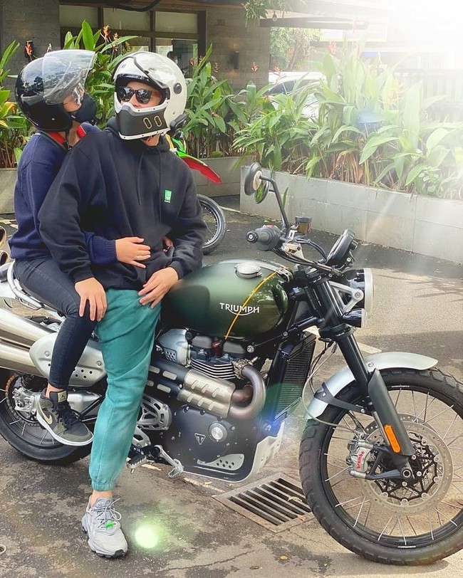 Tepat di hari ulang tahun Billy Syahputra yang ke-30 tahun, sang kekasih, Amanda Manopo tampak memberikan kejutan spesial. Hadiah yang diberikan pun tak tanggung-tanggung. Foto: Instagram/@amandamanopo