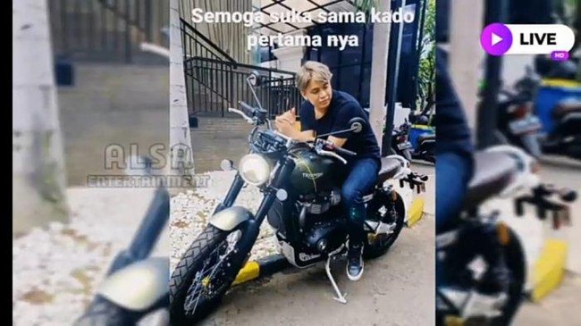 Tak hanya sampai di situ, Amanda juga memberikan sebuah motor gede bermerek Triumph. Motor mewah Triumph Bonneville T100 pemberian bintang sinetron Ikatan Cinta itu ditaksir berharga Rp 390 juta. Foto: Youtube / alsa entertainment