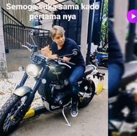 Tak hanya sampai di situ, Amanda juga memberikan sebuah motor gede bermerek Triumph. Motor mewah Triumph Bonneville T100 pemberian bintang sinetron Ikatan Cinta itu ditaksir berharga Rp 390 juta. Foto: Youtube / alsa entertainment