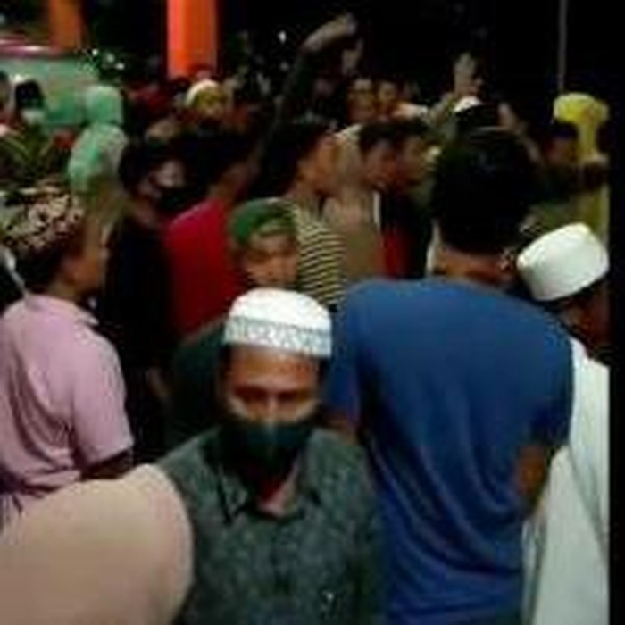 Sekelompok warga pesisir Kabupaten Probolinggo mengambil paksa jenazah pasien COVID-19 di RSUD Waluyo Jati. Mereka juga merusak sejumlah fasilitas rumah sakit.