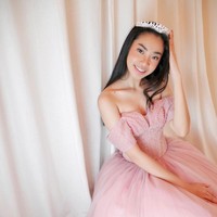 Pengakuan viral Audrey terungkap saat sesi evaluasi di mana para juri Indonesias Next Top Model berbincang sekaligus mengomentari foto peserta. Saat gilirannya dikomentari,  Luna Maya selaku pembawa acara sekaligus juri dan coach memberikan selamat kepada Audrey karena diterima di Leiden University, Belanda. Sudah diterima di kampus bergengsi, Luna pun bertanya mengapa Audrey masih mengikuti kompetisi ini. Foto: Instagram @deybianca