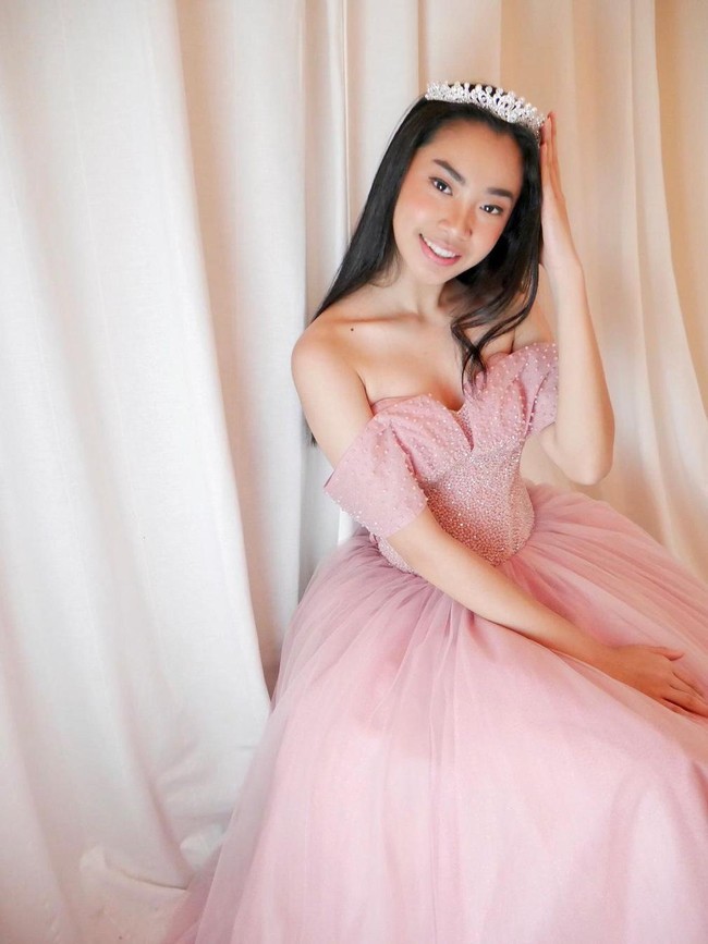 Pengakuan viral Audrey terungkap saat sesi evaluasi di mana para juri Indonesias Next Top Model berbincang sekaligus mengomentari foto peserta. Saat gilirannya dikomentari,  Luna Maya selaku pembawa acara sekaligus juri dan coach memberikan selamat kepada Audrey karena diterima di Leiden University, Belanda. Sudah diterima di kampus bergengsi, Luna pun bertanya mengapa Audrey masih mengikuti kompetisi ini. Foto: Instagram @deybianca