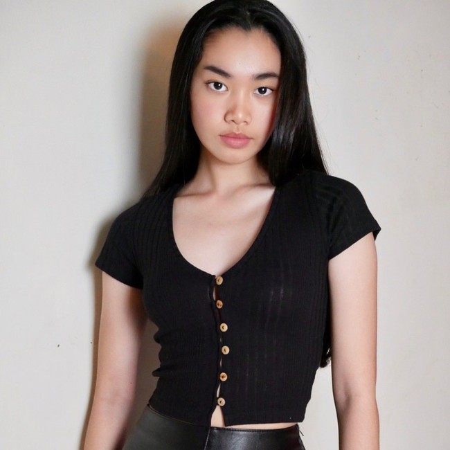 Sosok Audrey Bianca jadi viral setelah video yang pengakuannya di episode terbaru Indonesias Next Top Model. Gadis 17 tahun itu menyebutkan jika dirinya baru belajar potong kuku kaki sendiri setelah mengikuti kontes modeling tersebut. Foto: Instagram @deybianca