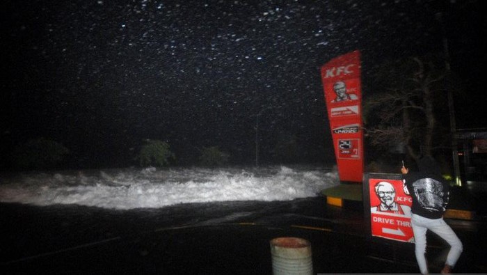 Banjir akibat pasang air laut di kawasan Mantos dan Mega mall. (ANTARA/Atwit)